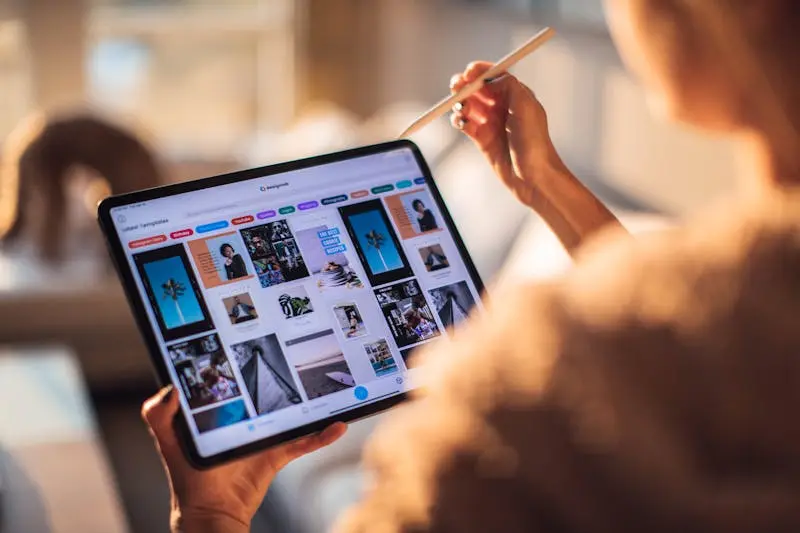 Women using a pen to styles the design on the ipad